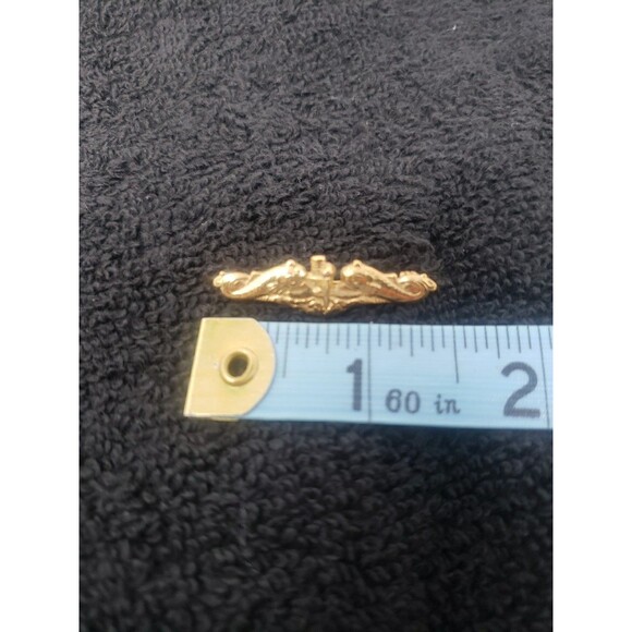 Vintage US Navy Submarine Warfare Insignia Dolphins Pin Gold Tone USN 1960s Tie - Picture 6 of 13